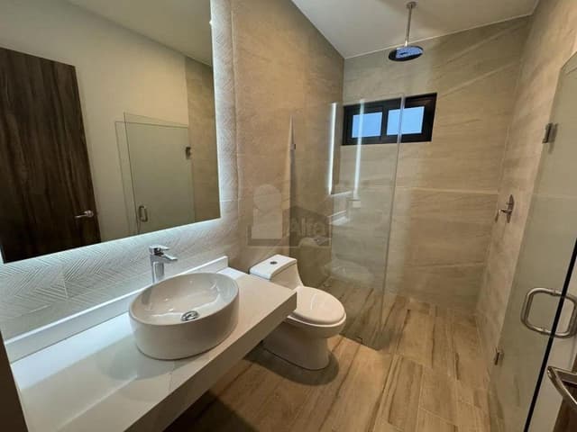 Renta en Metepec: casa nueva con 4 recámaras y roof