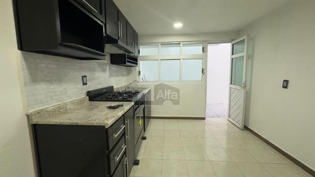 Casa sola en esquina en renta | Ocho Cedros, Toluca