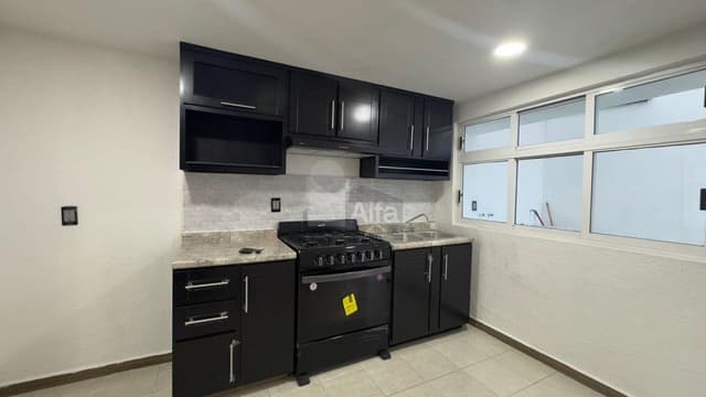 Casa sola en esquina en renta | Ocho Cedros, Toluca