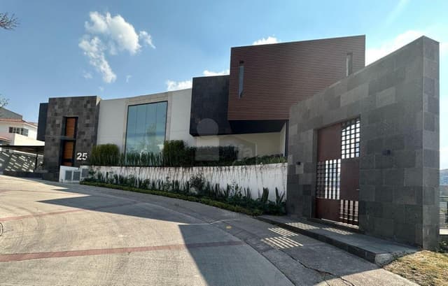 Residencia de lujo en Bosques de las Lomas con alberca