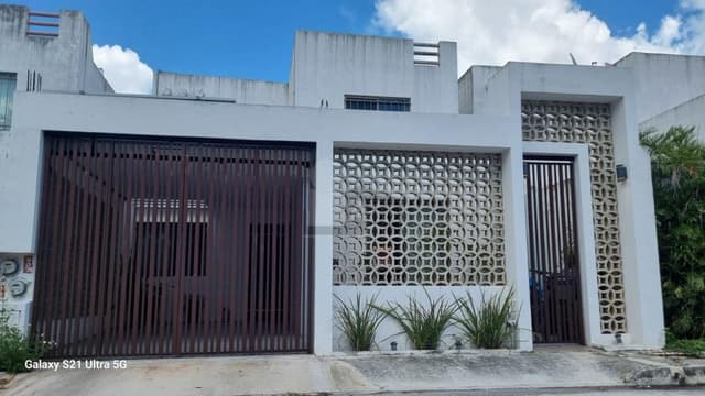 Casa en venta, frente a parque las Americas II, Merida, 3 recamaras, 2 baños, recamara en PB.