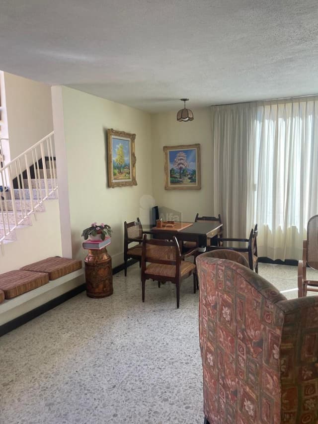 Casa con Alberca en Venta a dos cuadras del Jardín Principal de Tequisquiapan, 5 recámaras una en PB