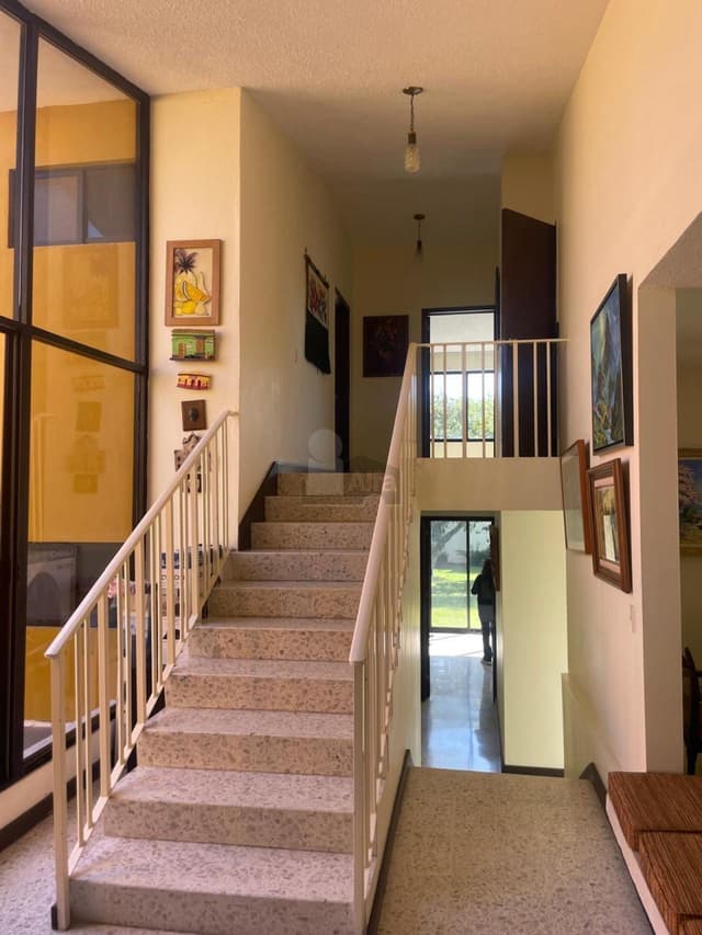 Casa con Alberca en Venta a dos cuadras del Jardín Principal de Tequisquiapan, 5 recámaras una en PB