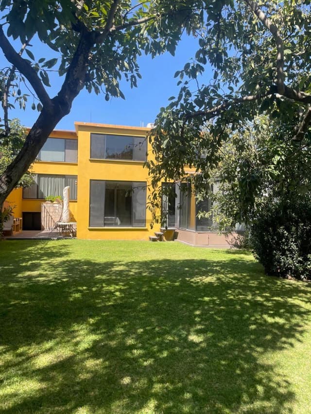 Casa con Alberca en Venta a dos cuadras del Jardín Principal de Tequisquiapan, 5 recámaras una en PB