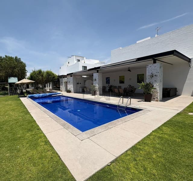 Casa en venta en privada con alberca en Juriquilla, Querétaro