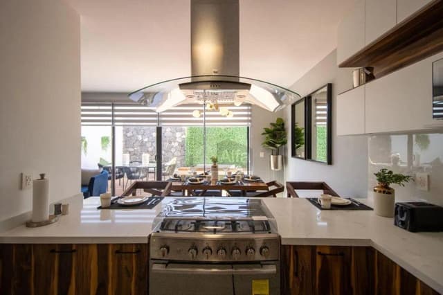 Casa Muy Amplia, Nueva, con Roof Garden, 3 recámaras una en PB, Con Alberca en Condominio