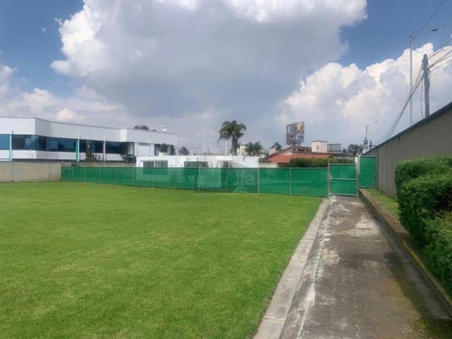 Terreno comercial frente a UVM Metepec, listo para operar