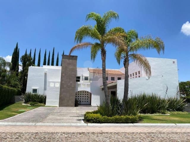 Casa en El Campanario con 5 recámaras!, una en PB, alberca propia y departamento independiente