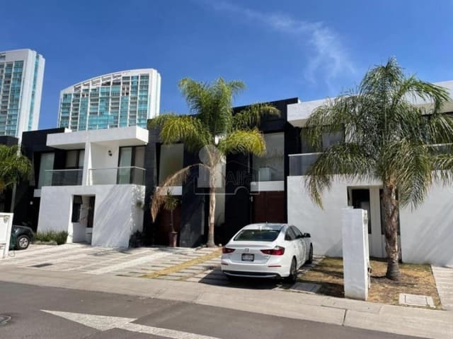 Cansa en Renta en Santa Fe Juriquilla, cancha de Padel, Squash y Alberca