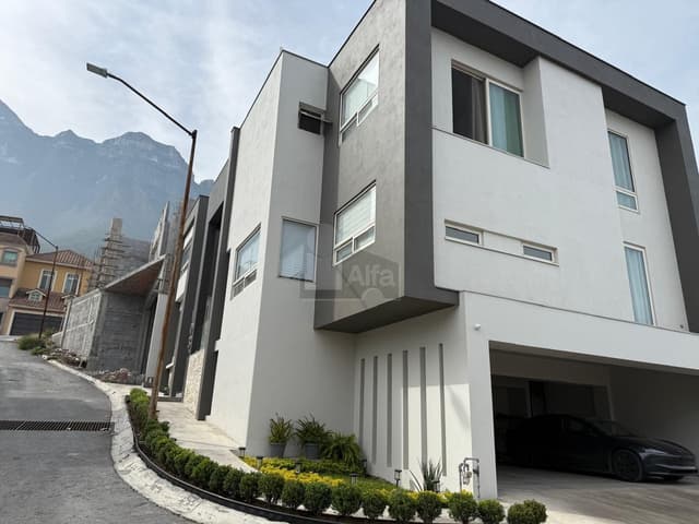 Casa en renta, Cumbres Elite, Monterrey, Nuevo León.  en esquina