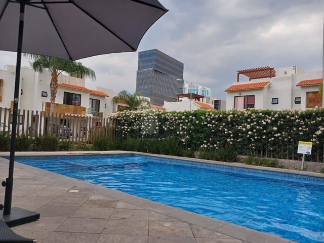 Casa en renta en privada con Alberca, frente a Santa Fe Juriquilla