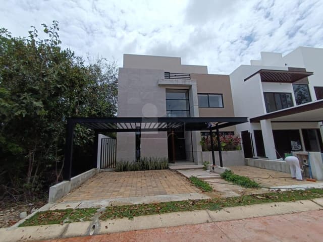 Casa en venta Residencial Vía Cumbres, Cancun de 4 recamaras y 4 baños completos, cuarto servicio