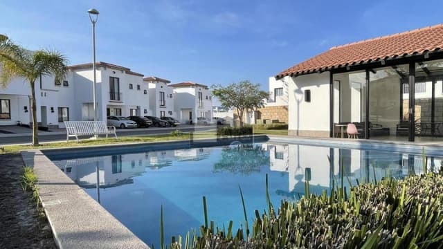 OPORTUNIDAD!!! Casa al mejor precio en Todo Juriquilla, en privada con alberca