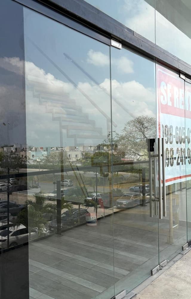 Local en centro comercial en renta en SM 327, Benito Juárez, Quintana Roo