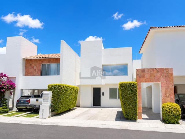 Casa en renta en Juriquilla Santa Fe con amplio jardín y cuarto de servicio
