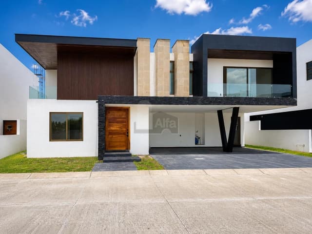 Residencia de Lujo en Venta en Ex Hacienda San Antonio Metepec | Doble Seguridad y Jardín de 100 m²
