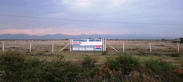 Terreno a pie de carretera.