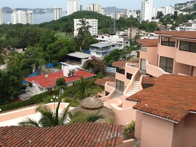 HERMOSA VILLA EN ACAPULCO A  LADO DE CLUB DE GOLF, COSTERA DE ACAPULCO.