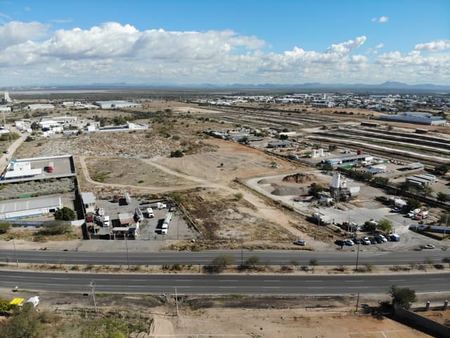 Terreno Comercial en Renta 