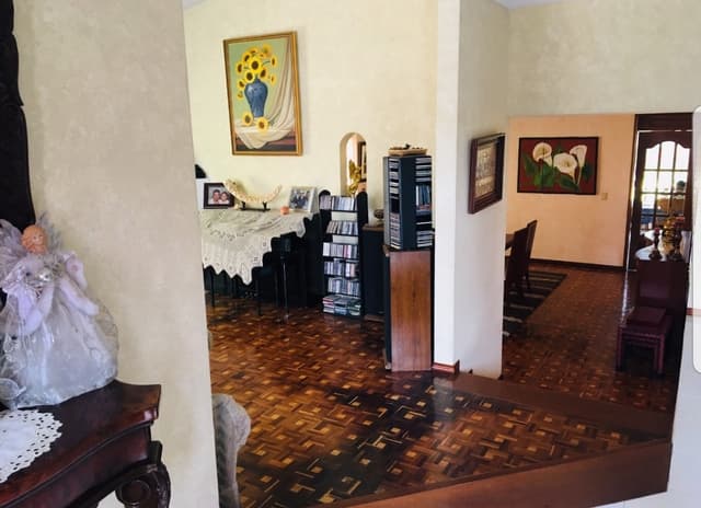 CASA EN VENTA DE LUJO CON TERRENO MUY AMPLIO