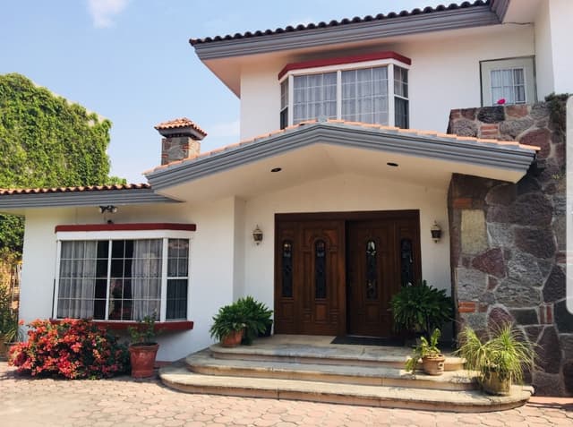 CASA EN VENTA DE LUJO CON TERRENO MUY AMPLIO