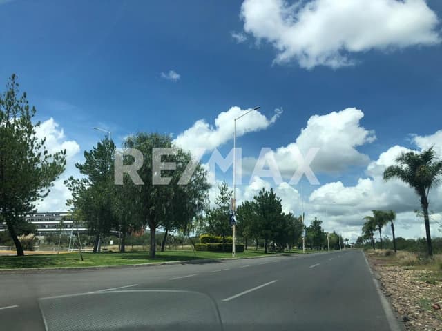 TERRENO COMERCIAL EN VENTA CIUDAD MADERAS QUERETARO OPORTUNIDAD 