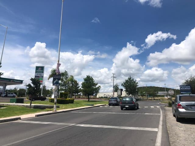 TERRENO COMERCIAL EN VENTA CIUDAD MADERAS QUERETARO CTV190804-GB