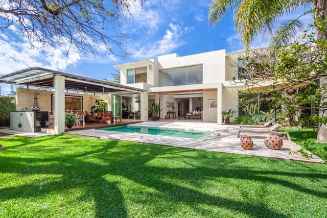 Venta de casa en Real Las Quintas, Cuernavaca, Morelos...Clave 3044