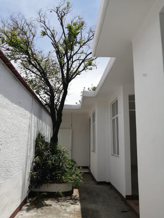 CASA EN EL EX-MARQUESADO SOBRE AV. PRINCIPAL