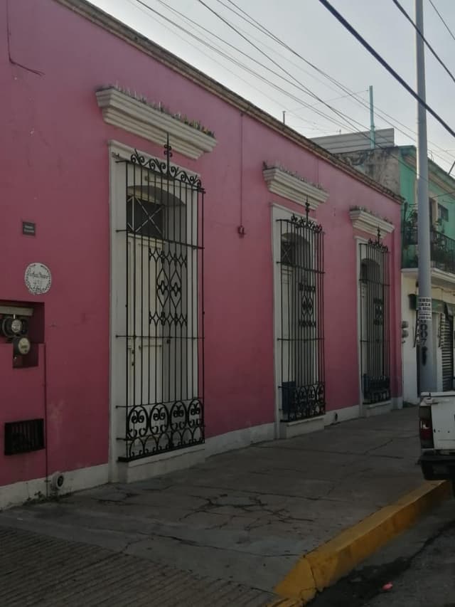 CASA EN EL EX-MARQUESADO SOBRE AV. PRINCIPAL