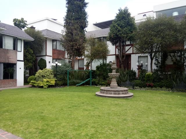 CASA EN CONDOMINIO CON UN HERMOSO JARDÍN COMÚN.