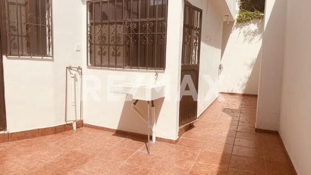 Céntrica casa en renta cerca de la facultad de medicina en privada