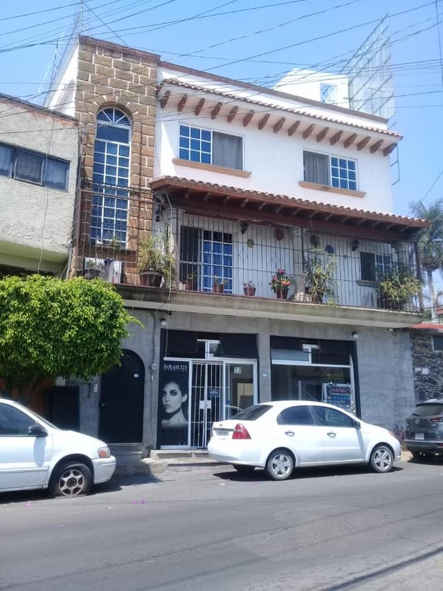 Venta de casa con local comercial, Lomas del Miraval, Cuernavaca...Clave 3540