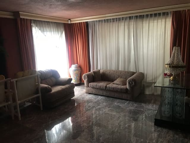 CASA EN ESQUINA DE 810 m2