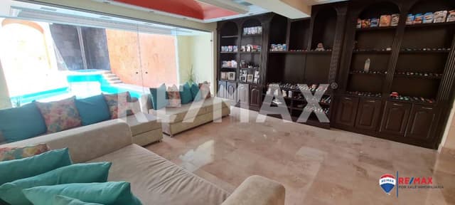 Venta de casa con 3 departamentos en Cuernavaca, Mor...Clave 3934