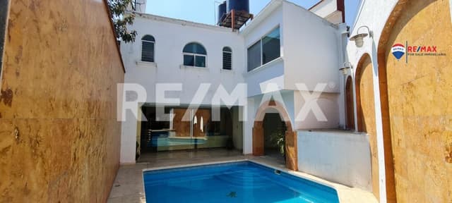 Venta de casa con 3 departamentos en Cuernavaca, Mor...Clave 3934