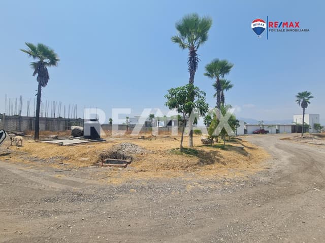 Terreno en el Fracc. Emporio, Tequesquitengo, Morelos...Clave 3935