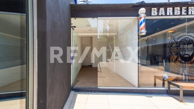 Renta local comercial en Avenida Paseo de las Palmas