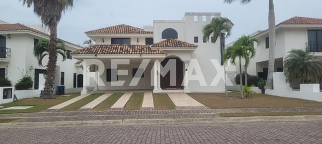 Casa de 2 niveles en Lagunas de Miralta 