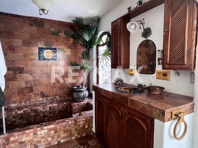 CASA A  LOS RISCOS CON FRENTE AL MAR Y UNA VISTA ESPECTACULAR EN ACAPULCO LA ZONA DORADA DE CALETA