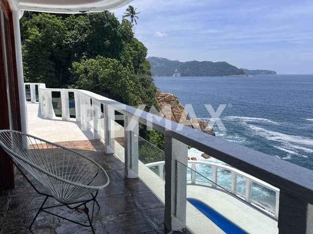 CASA A  LOS RISCOS CON FRENTE AL MAR Y UNA VISTA ESPECTACULAR EN ACAPULCO LA ZONA DORADA DE CALETA