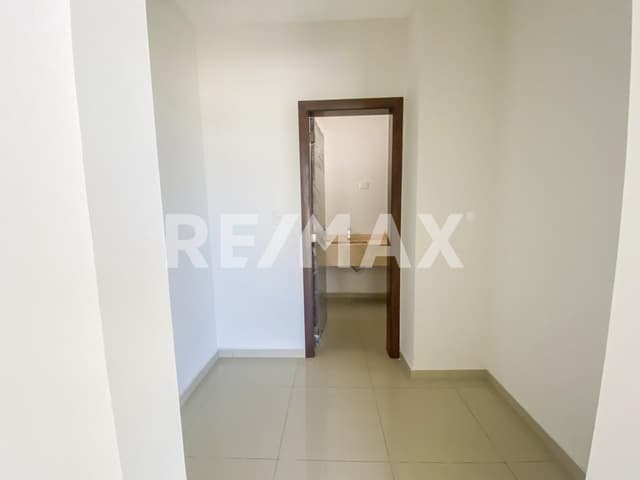 MODERNA CASA NUEVA EN COTO CON ALBERCA         