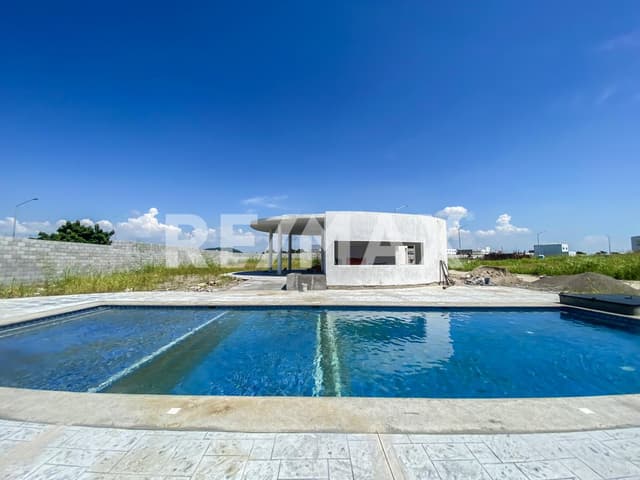 MODERNA CASA NUEVA EN COTO CON ALBERCA         