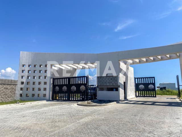 MODERNA CASA NUEVA EN COTO CON ALBERCA         