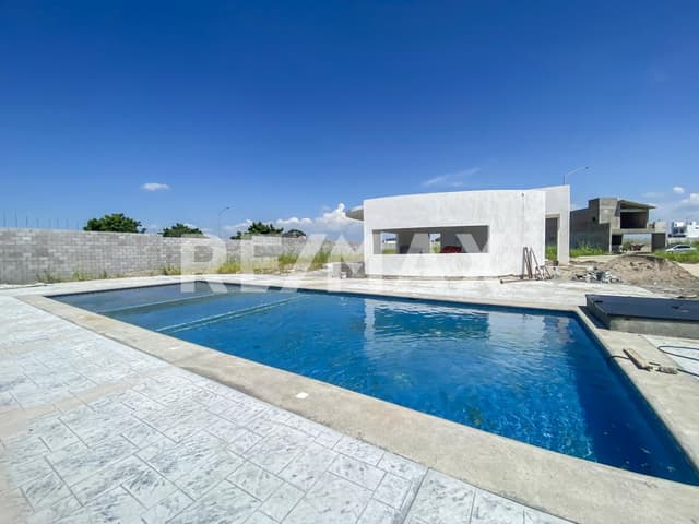 MODERNA CASA NUEVA EN COTO CON ALBERCA