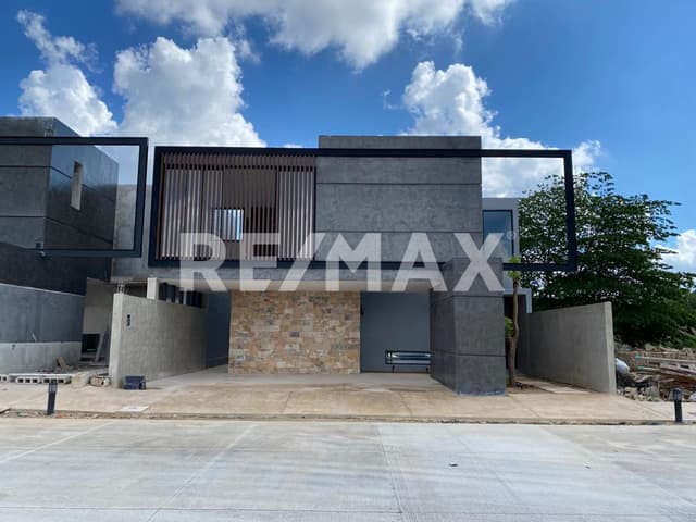 Casa en Venta de 4 Recamaras en privada Varena en Mérida Yucatán.