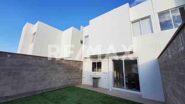 CASA EN VENTA, EN FRACC. LUNA AZUL EN SOLEDAD