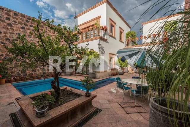Casa en Venta en el Centro de Querétaro RCV240223-GB