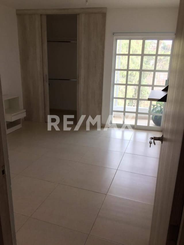 CASA CON DEPARTAMENTOS EN VENTA