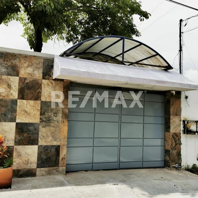 VENTA DE CASA RECIEN REMODELADA EN FRACCIONAMIENTO JUNTO AL RIO EN TEMIXCO.